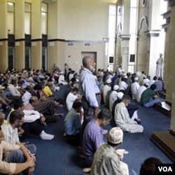 Warga muslim AS mendengarkan khutbah Jumat di Islamic Center di kota Dublin, Ohio (foto: dok).