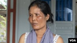 អ្នកស្រី ផាត ពៅ ម្តាយរបស់ ឌុំ រីដាផ្តល់ការសម្ភាសដល់វីអូអេនៅមុខផ្ទះរបស់ពួកគេ នៅស្រុកខ្សាច់កណ្តាល នៅខេត្តកណ្តាល នៅថ្ងៃទី០២ ខែមេសា ឆ្នាំ២០១៩។ (ខាន់ សុគុំមនោ/VOA)