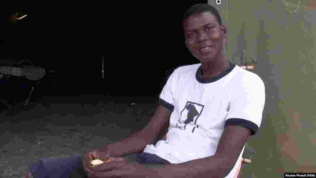 Morro Sanneh, un Gambien de 16 ans. Il tente de rejoindre l&#39;Europe. Il pose pour VOA Afrique dans le centre d&#39;accueil de la Croix Rouge italienne derrière la gare de Tiburtina, Rome, 5 octobre 2015 (Nicolas Pinault/VOA). &nbsp;