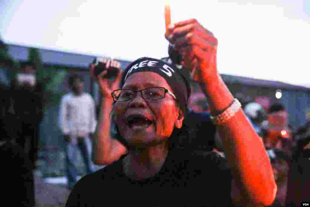 ស្ត្រី​សហគមន៏​បឹង​កក់​ម្នាក់​ស្រែក​តវ៉ា​ក្នុង​យុទ្ធនាការ​&laquo;​ថ្ងៃ​ច័ន្ទ​ពណ៌ខ្មៅ&raquo;​​នៅ​សហគមន៏​បឹងកក់​ រាជធានី​ភ្នំពេញ ​​កាលពី​ថ្ងៃ​ច័ន្ទ​ ទី​២៣​ ខែឧសភា​នេះ​ ​ដើម្បីទាមទារ​ឲ្យមាន​ការដោះលែងមន្រ្តី​សិទ្ធិមនុស្ស​៤រូប​ និង​មន្រ្តីគ.ជ.ប​​មួយរូប​ ដែល​ជាប់​ពន្ធនាគារ​កាលពី​ដើម​ខែ​ឧសភា​នេះ។ ​(ឡេង ឡែន/VOA)