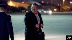 Američki državni sekretar Majk Pompeo u vazduhoplovnoj bazi Endrjuz, u Merilednu, pre nego što se ukrcao na avion za Enkoridž, na Aljasci, na putu do Pjongjanga. (Foto: AP/Andrew Harnik, Pool) 