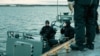 Para penyelam Latvia ambil bagian dalam latihan NATO "Freezing Winds 24", yang dipimpin oleh Angkatan Laut Finlandia, di Teluk Finlandia, untuk mendeteksi ancaman sabotase di Laut Baltik, Finlandia (foto: dok). 