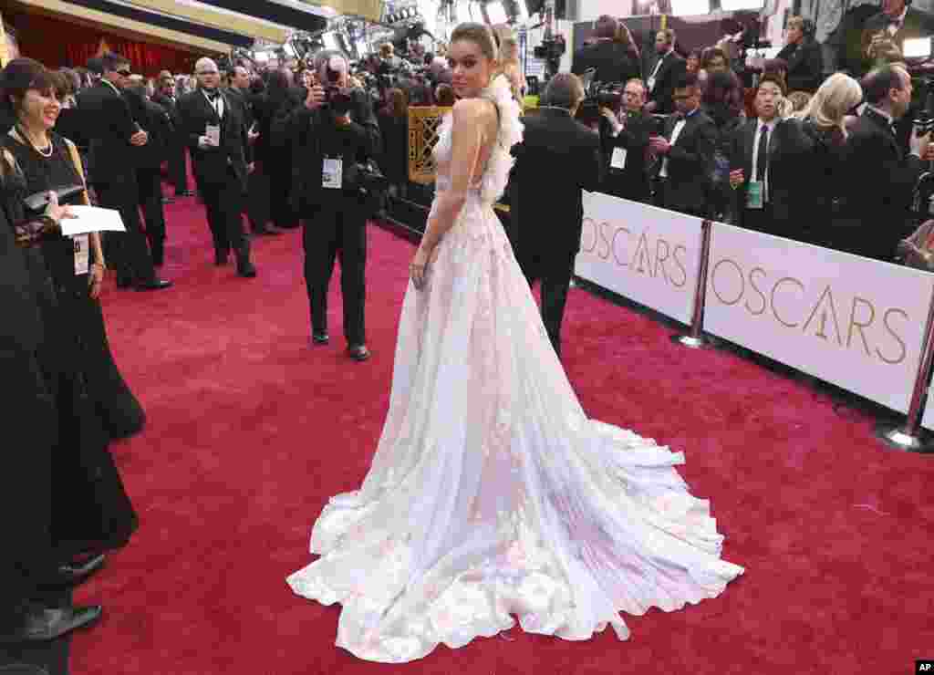 Hailee Steinfeld arrives at the Oscars on Feb. 26, 2017, at the Dolby Theatre in Los Angeles. 