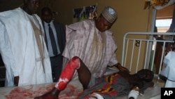 Gwamnan jahar Borno Kashim Shettima, yake ziyara ga wadanda harin kunar bakin wake da mata suka kai ya rutsa dasu.