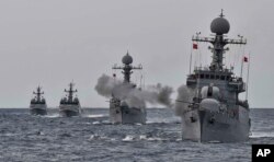 지난해 9월 한국 동해상에서 한국 해군함들이 사격훈련을 벌이고 있다. (자료사진)