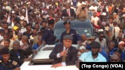 Etienne Tshisekedi, salue la foule à Kinshasa, le 27 juillet 2017. (Top Congo)