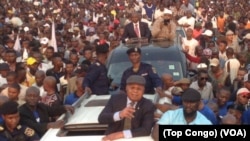 Etienne Tshisekedi, salue la foule à Kinshasa, le 27 juillet 2017. (Top Congo)