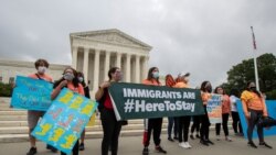 Studentët që kanë përfituar nga programi DACA duke protestuar përpara Gjykatës së Lartë të Shteteve të Bashkuara