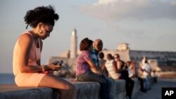 Warga di Malecon di Havana, Kuba.