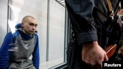 Ruski vojnik Šišimarin na sudskom pretresu u Kijevu, 19. maja 2022. 