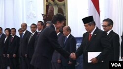 Duta Besar Amerika Serikat untuk Indonesia, Robert Blake menyerahkan surat kepercayaan kepada Presiden Susilo Bambang Yudhoyono di Istana Merdeka, Jakarta, 30 January 2014 (VOA/Andylala)
