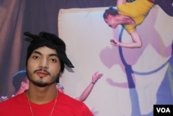 លោក ណែម ម៉ាន់ ​វ័យ​២៣​ឆ្នាំ​គឺ​ជា​សិល្បករសម្តែង​សៀក​ម្នាក់​របស់​អង្គការ​ហ្វារពន្លឺសិល្បៈ​ ចូលរួម​សម្តែង​ក្នុង​ឱកាស​ខួប​ទី​២៥​ឆ្នាំ​របស់​អង្គការ​នេះ ​នៅ​វិទ្យាស្ថាន​ភាសា​បារាំង​កាល​ពី​ថ្ងៃ​ទី​៥​ ខែ​មេសា​ឆ្នាំ​២០១៩។ (ផន​ បុប្ផា/VOA Khmer)