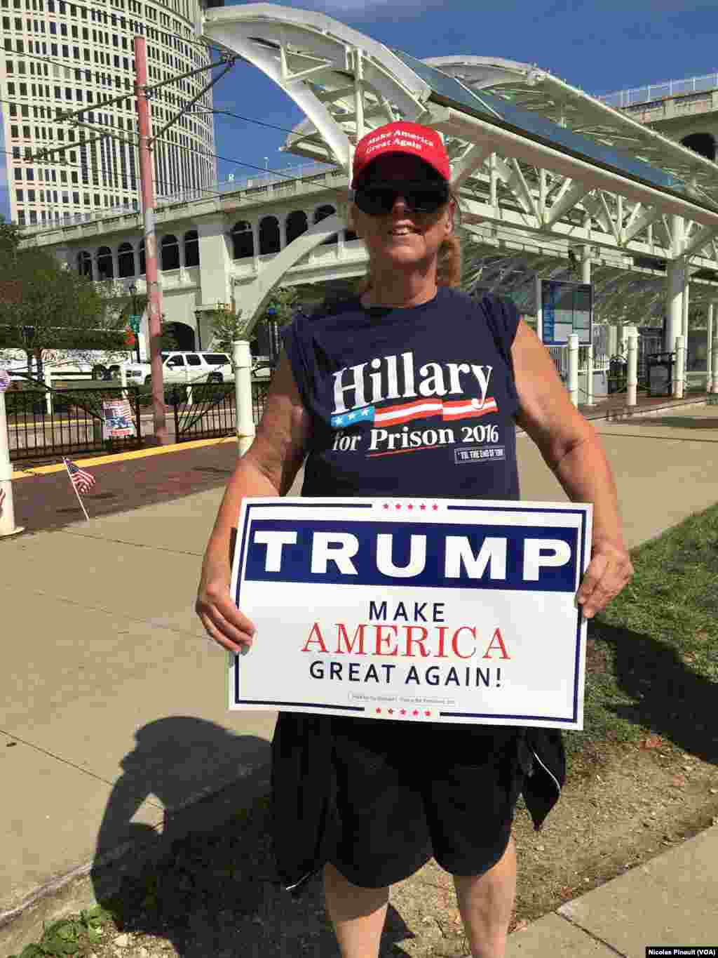 Une femme qui soutient de Donald Trump lors de la convention républicaine, Cleveland, le 18 juillet 2016 (VOA/Nicolas Pinault)