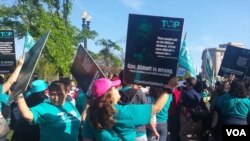 Protesters in front of the U.S. Supreme Court in Washington D.C. ahead of a landmark hearing on immigration, April 18, 2016. (E. Cherneff / VOA)