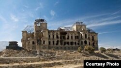 نمای از ساختمان ویران شدۀ قصر دارالامان