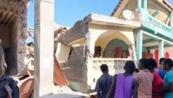 Ljudi stoje ispred srušene zgrade posle zemljotresa u mestu Džeremi na Haitiju, 14. avgusta 2021. TWITTER @JCOMHaiti/ via REUTERS