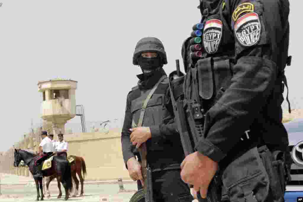 Egyptian policemen secure Egypt&rsquo;s national police academy, where an Egyptian criminal court sentenced ousted Islamist president Mohamed Morsi and 12 Brotherhood leaders and Islamist supporters to 20 years, Cairo, April 21, 2015.