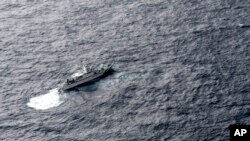 Kapal Penjaga Pantai Jepang melakukan operasi pencarian korban kecelakaan pesawat pengisian bahan bakar AS KC-130 dan jet tempur F/A-18 di Muroto, Prefektur Kochi, Jepang barat daya, Kamis, 6 Desember 2018.