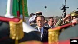 Le président français Emmanuel Macron à son arrivée à Alger, le 6 décembre 2017.