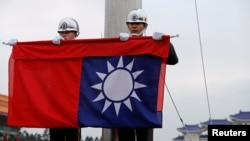 资料照：台湾士兵在台北中正纪念堂前举行升旗仪式。（2019年1月22日）