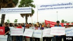 រូបឯកសារ៖ សហជីព​កម្មករ​រាប់រយ​នាក់​លើក​ស្លាក​ទាមទារ​សិទ្ធិ​ផ្សេងៗ​ ក្នុង​ការ​ប្រមូល​ផ្តុំ​គ្នា​របស់​អង្គការ​សង្គម​ស៊ីវិល នា​ទិវាពលកម្ម​អន្តរជាតិ​លើក​ទី​១៣៣ នៅ​ទីលាន​ប្រជាធិបតេយ្យ​ ភ្នំពេញ កាលពី​​ថ្ងៃទី​០១ ខែឧសភា ឆ្នាំ២០១៩។ (ទុំ ម្លិះ/VOA)