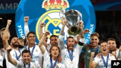 지난 5월 우크라이나 키예프에서 열린 유럽 프로축구 'UEFA 챔피언스리그' 결승전에서 우승한 레알 마드리드 선수들이 기념 촬영을 하고 있다.