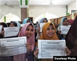Lebih dari empat ratus santri dan santriwati mendukung pengesahan RUU P-KS dalam deklarasi di Pesantren Kebon Jambu, Cirebon, Jawa Barat. (Courtesy Koalisi Perempuan Indonesia)