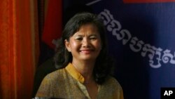 លោកស្រី​ មូរ សុខហួរ​ អ្នក​តំណាង​រាស្រ្ត​នៃ​គណបក្ស​សង្គ្រោះជាតិ​ត្រូវ​បាន​តុលាការ​ក្រុង​ភ្នំពេញ​​កោះហៅ​ឱ្យ​ទៅ​បំភ្លឺនៅព្រឹក​ថ្ងៃច័ន្ទ​សប្តាហ៍​ក្រោយ​។