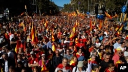 Nationalist activists march during a mass rally against Catalonia's declaration of independence, in Barcelona, Spain, Sunday, Oct. 29, 2017. (AP Photo/Emilio Morenatti)