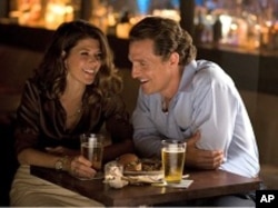 Maggie McPherson (Marisa Tomei) and Mick Halle (Matthew McConaughey) in a scene from "The Lincoln Lawyer"
