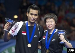 Tontowi Ahmad dan Lilyana Natsir merayakan kemenangan atas Thomas Laybourn dan Kamilla Rytter Juhl dalam final ganda campuran All England di Birmingham, Inggris, 11 Maret 2012.