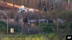 Tentara Israel melakukan patroli di dekat perbatasan dengan Lebanon, Rabu (28/1).