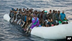 Des migrants à bord d'un bateau en caoutchouc naviguent en pleine mer Méditerranée, à 21 miles au nord de Sabratha, Libye, 3 février 2017.