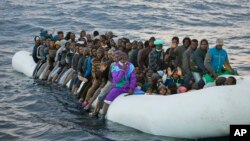 지난 3일 리비아 사브라사 북부 지중해에서 난민들이 구조를 기다리고 있다. (자료사진)