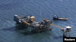 Les secouristes interviennent sur une plateforme pétrolière près de Houston, Texas, le 16 novembre 2012.