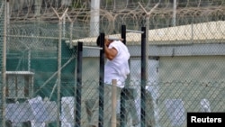 تصویر یکی از زندانیان گوانتانامو در سال ۲۰۱۰ میلادی