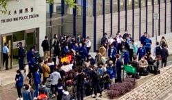 大批记者及市民到天水围警署外采访及声援被遣返的8名港人 (美国之音/汤惠芸)