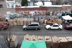 Kendaraan berbaris saat makanan didistribusikan di Chicago, Illinois, A.S. 16 Maret 2021. (Foto: REUTERS/Daniel Acker)