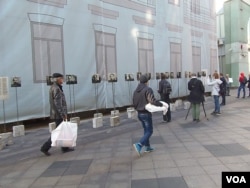 去年11月份政治迫害遇难者日之际，离莫斯科红场不远街头竖立的斯大林大清洗时遇难者肖像。背景正在修缮中的大楼是当时宣判遇难者死刑的法庭所在地。