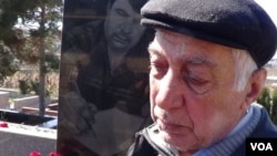 Arxiv fotosu - Sabir Hüseynov (2014-cü il sentyabrın 8-də vəfat edib) oğlu Elmar Hüseynovun qəbri başında qatillərin taplmasını tələb edərkən-02.03.2013-cü il.