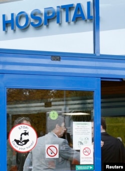 Foto pintu masuk Rumah Sakit Glenfield di Leicester, yang diambil dari luar, tempat Vanellope Hope Wilkins menjalani operasi untuk memperbaiki kondisi ectopia cordis, di mana dinding dada tidak menutup dengan baik dan bayi lahir dengan jantung di luar tubuh.