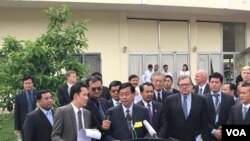 លោកច័ន្ទ តានី រដ្ឋលេខាធិការនៃទីស្ដីការគណៈរដ្ឋមន្រ្តី ថ្លែងនៅក្នុងសន្និសីទសារព័ត៌មានស្ដីអំពីសាលាក្ដីខ្មែរក្រហមចេញសាលដីកាកាត់ទោសអតីតមេដឹកនាំរបបខ្មែរក្រហមជាន់ខ្ពស់ចំនួនពីររូបគឺលោកនួន ជា និងលោកខៀវ សំផន។ (នៅ វណ្ណារិន/VOA)