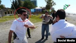 ალიკ მინასიანმა აფხაზეთში სომხების უფლებების დასაცავად ჯერ რუსეთს მიმართა, 28 ოქტომბერს კი მოულოდნელად ვლადისლავ არძინბას საფლავთან გამოჩნდა