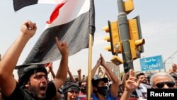 Aksi unjuk rasa Irak memprotes tewasnya dua orang demonstran antipemerintah di Lapangan Tahrir, Baghdad, Irak, 27 Juli 2020. 