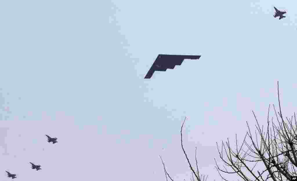 Pesawat pengebom B-2 Angkatan Udara AS terbang dekat Markas AU Osan di Pyeongtaek, selatan Seoul, Korea Selatan (28/3). (AP/Shin Young-keun, Yonghap)