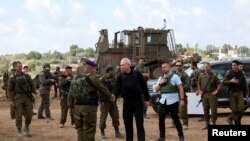 یوآو گالانت، وزیر دفاع اسرائیل، در دیدار با سربازان اسرائیلی در نزدیکی مرز نوار غزه. آرشیو