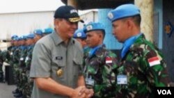 Wakil Menhan RI Sjafrie Syamsudin saat mengunjungi pasukan penjaga perdamaian Indonesia di Indobatt, Lebanon (foto: dok.)