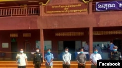 ជនសង្ស័យដែលព្រះរាជអាជ្ញាអមសាលាដំបូងខេត្តមណ្ឌលគីរី បានឃាត់ខ្លួនពីបទចោទសមគំនិត ឃុបឃិតគ្នាជាមួយជនជាតិវៀតណាមបើកផ្លូវឲ្យចូលមកកាប់ឈើក្នុងតំបន់អូរហ៊ុច ដើម្បីដឹកជញ្ជូនយកទៅប្រទេសវៀតណាម។ (រូបថតពីទំព័រហ្វេសប៊ុក GRK News) 