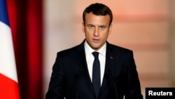 Presiden baru Perancis Emmanuel Macron melakukan pembicaraan telepon dengan Presiden Rusia Vladimir Putin (foto: ilustrasi).