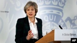 PM Inggris Theresa May berpidato di depan para diplomat asing dan pegawai negeri Inggris di London, hari Selasa (17/1).